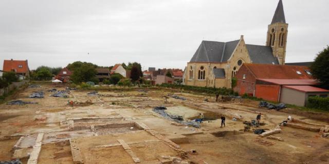 De foto toont de archeologische site van de Hoge Ziekenleprozerie bij de parochiekerk van Sint-Jan.