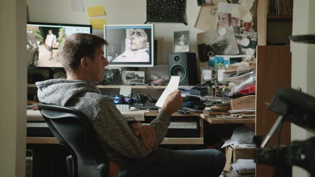 Dries Meddens in zijn studio, waar hij hard aan het werk is tussen computerschermen en documenten.