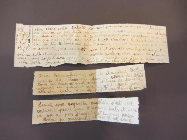 Drie clandestiene briefjes.