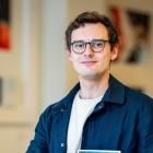 Portret van Robbe Wulgaert, auteur van 'AI in de Klas'. Hij kijkt recht in de lens. 