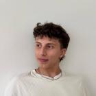 Foto van Hany die naar een punt links van de camera kijkt.
