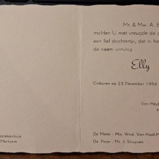 Foto van de inhoud van een geboortekaartje. Opengeslagen, met zwarte letters en een gegolfde rand.
