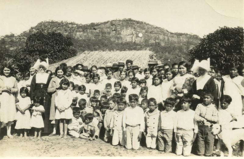 Foto van kinderen uit het weeshuis en twee zusters, waaronder zuster Lambertine, op haar missie in Brazilië. Ze verzorgde vooral kinderen met lepra.