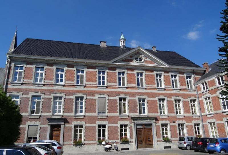 Foto van groot, bakstenen gebouw: het Sint-Vincentiusklooster in Gijzegem.