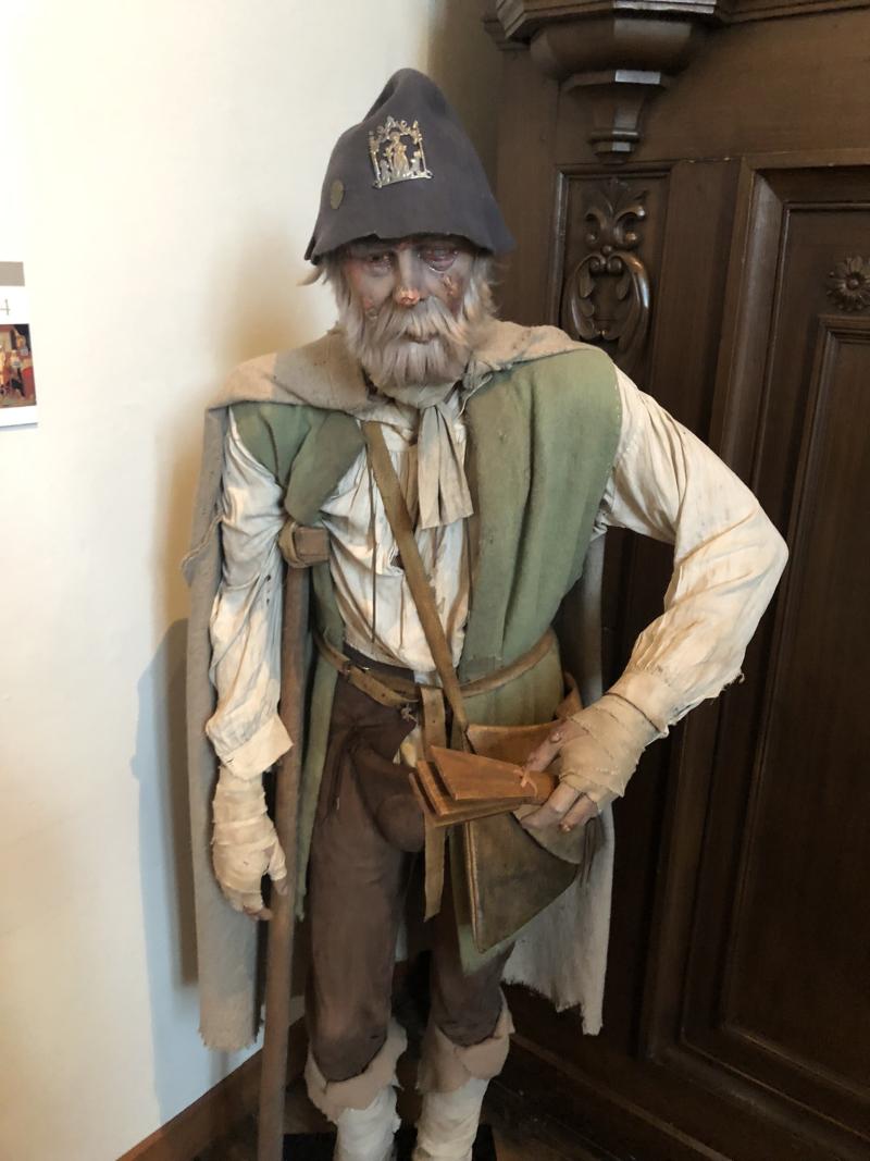 In het Gastmuseum in Geel staat een standbeeld van een leproos met de typische uiterlijke kenmerken.