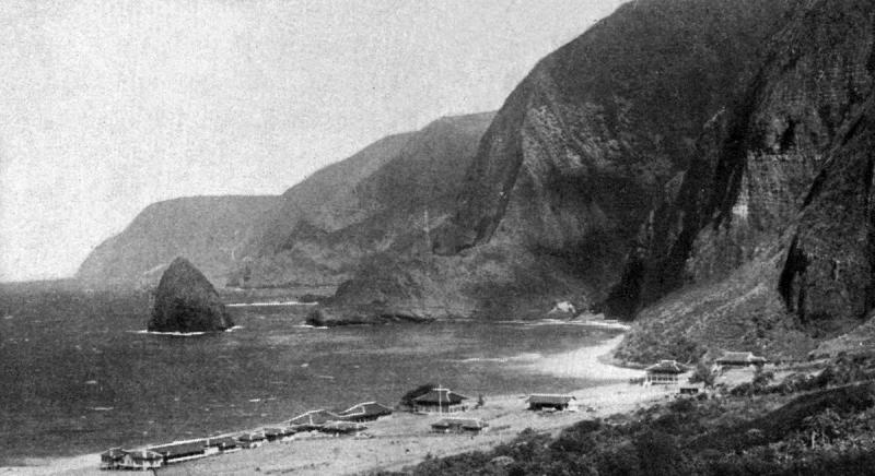 Foto van het eiland Molokai. Rechts zie je een hoge berg en links water. De berg zorgde voor een natuurlijke barrrière tussen de leprozen en de rest van het eiland.