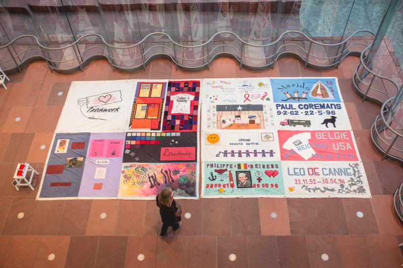 Foto van een aidsquilt.