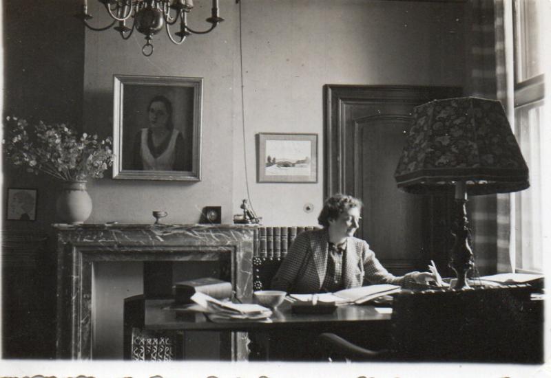 Stella Wolff aan haar bureau in Brussel. 